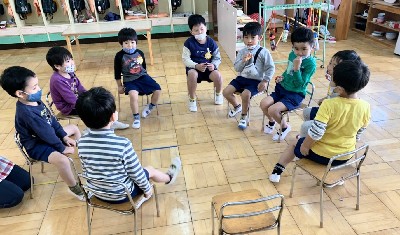 写真:れんけつゲームをする子どもたち