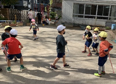 写真:お友達としっぽとりを楽しむ子どもたち