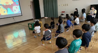 写真:交通安全のお話しを聞く子どもたち