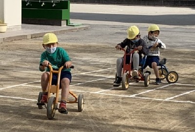 写真:学んだことを取り入れて遊ぶ子どもたち