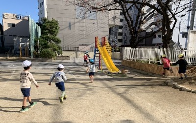 写真:鬼ごっこに取り組む子どもたち