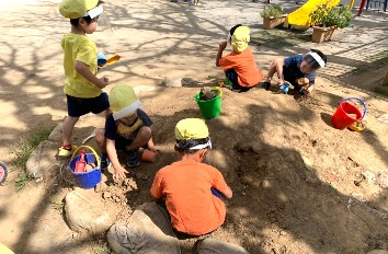 写真:化石発掘ごっこを楽しむ子どもたち