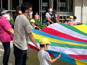 写真:親子バルーン練習をする子どもたち