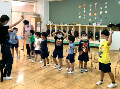 写真:気持ちを合わせる子どもたち