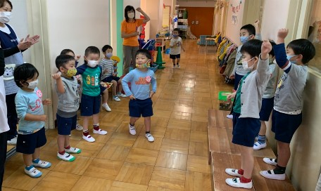 写真:廊下のステージで踊る子どもたち