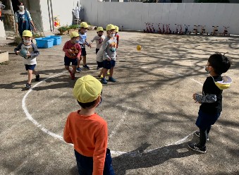 写真:ルールを守って遊ぶ子どもたち