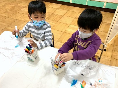写真:お芋を入れるための袋を制作する子どもたち