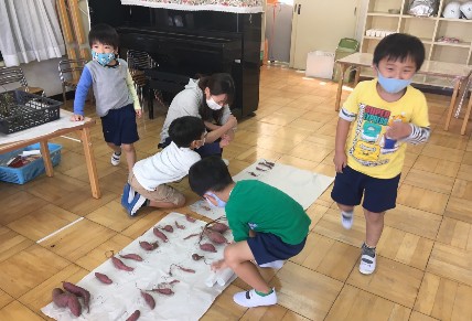 写真:お芋を数える子どもたち