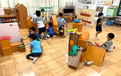 写真:中型積み木でまちを作る子どもたち
