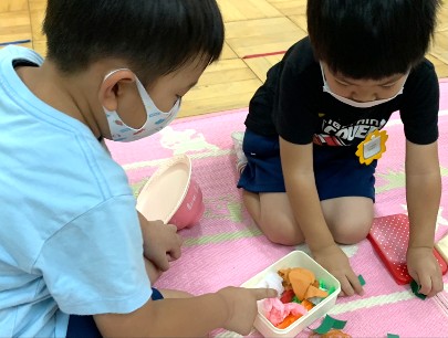 写真:お弁当を見る子どもたち