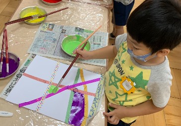 写真:旗作りをする子どもたち1