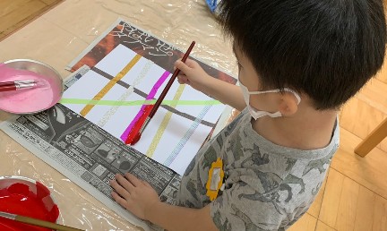 写真:旗作りをする子どもたち2