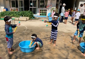 写真:今年度最後の水遊びをする子どもたち