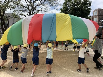 写真:すみれ組とバルーンを楽しむ子どもたち