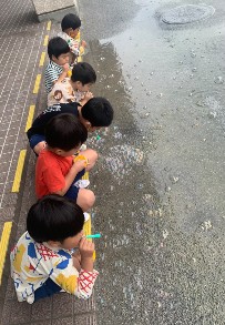 写真:シャボン玉をする子どもたち