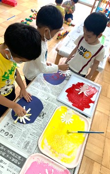 写真:花火を制作する子どもたち1