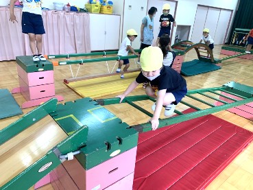 写真:遊園地で体を動かす子どもたち