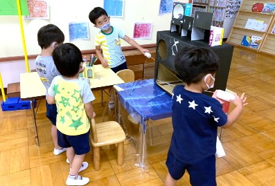 写真:こどもまつりのお店で遊ぶ子どもたち