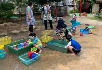 写真:水との触れ合いを楽しむ子どもたち