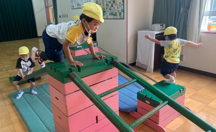 写真:巧技台の遊具に挑戦