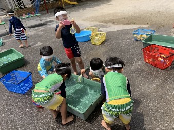 写真:魚つりや水鉄砲などを楽しむ子どもたち