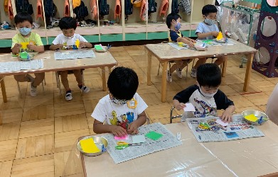 写真:ひし形つなぎの制作をする子どもたち