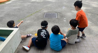 写真:シャボン玉を楽しむ子どもたち