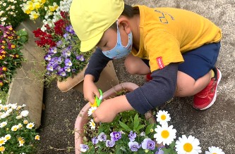 写真:花束のプレゼントをつくる子ども1