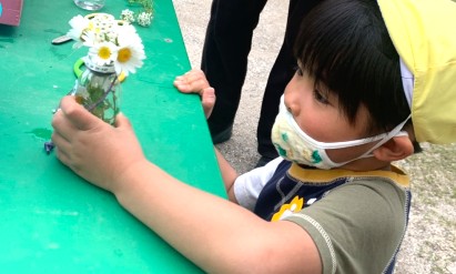 写真:花束のプレゼントをつくる子ども2