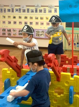 写真:海賊船に乗り込む子どもたち