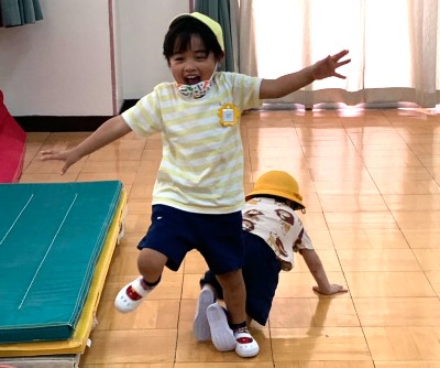 写真:遊戯室にて木鬼をする子どもたち1