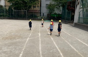 写真:庭でかけっこや鬼ごっこをする子どもたち