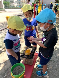 写真:ダンゴムシをさわる子どもたち