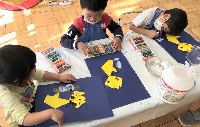 写真:こぎつねを作る子どもたち