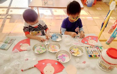 写真:サンタ作りをする子どもたち