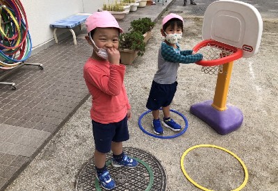 写真:外で鬼ごっこやオオカミさんをする子どもたち