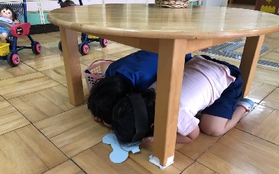 写真:避難訓練ごっこをする子どもたち