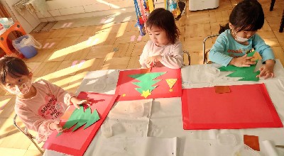 写真:プレゼント入れを作りをする子どもたち