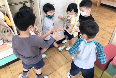 写真:じゃんけんをする子どもたち