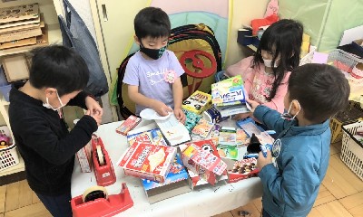 写真:カラフルな空き箱で制作する子どもたち