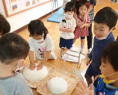 写真:餅の感触を楽しむ子どもたち