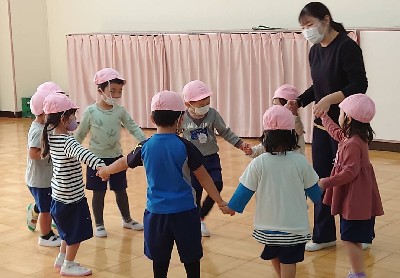 写真:フォークダンスを踊る子どもたち