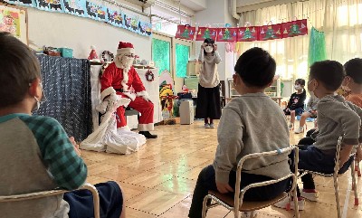 写真:サンタさんと子どもたち