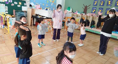 写真:ジングルベルを踊る子どもたち