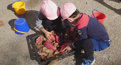 写真:焼き芋ごっこをする子どもたち