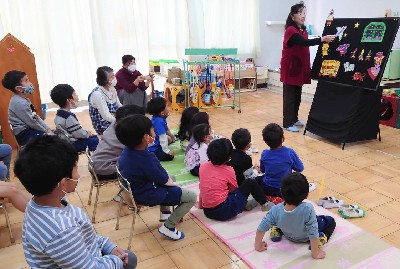 写真:お話し会に参加する子どもたち