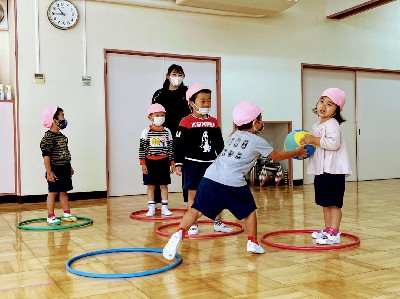 写真:友達へボールを渡す子どもたち