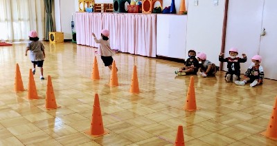 写真:コーンを走る子どもたち