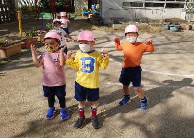 写真:外で氷鬼をする子どもたち