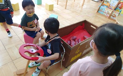 写真:石焼き芋やさんごっこをする子どもたち